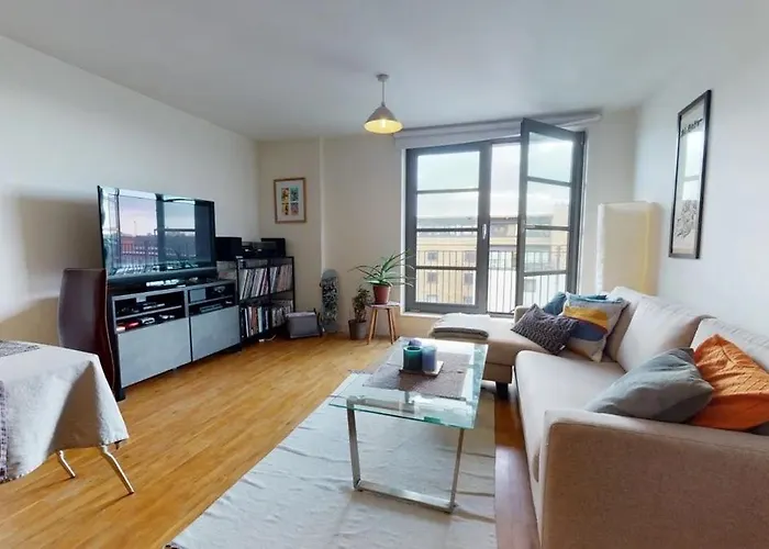 Londwell, City & Limehouse Balcony Apartment - City Views
